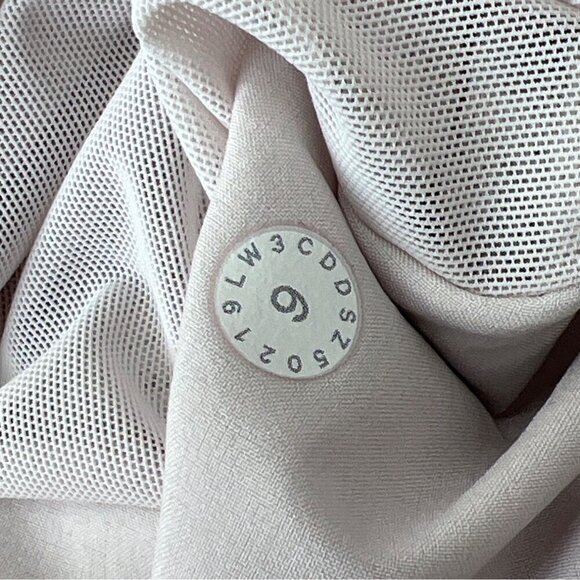 LULULEMON In Depth Lace Jacket in Light Chrome Sz 6 W3CDDS EUC - Picture 10 of 10